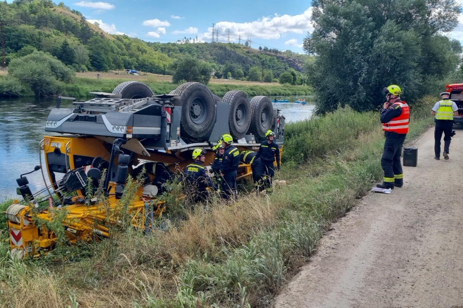 230725-Převrácený autojeřáb na břehu Berounky nedaleko vlakového nádraží v Berouně.jpg