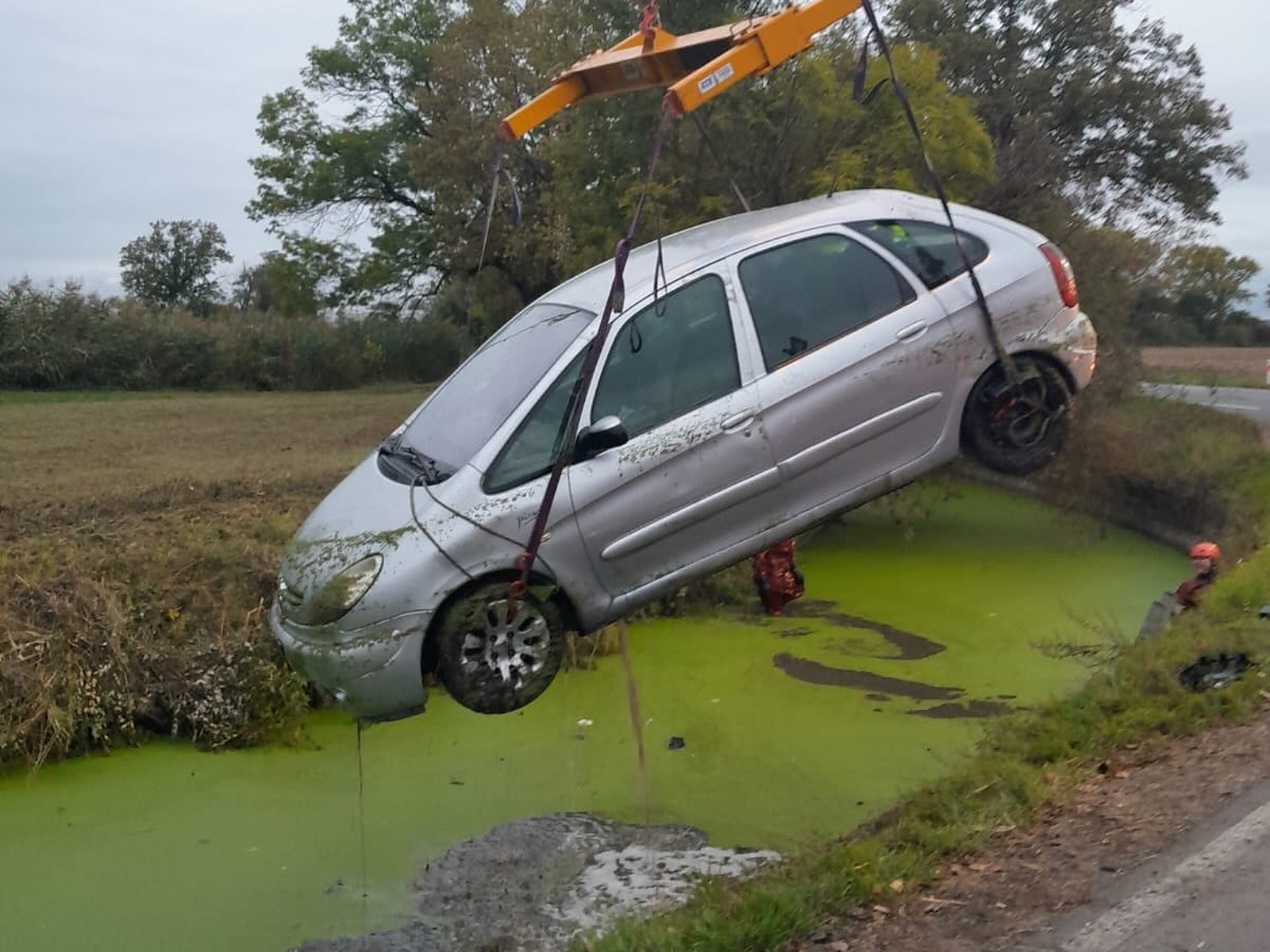 230925-Opětovné vyprošťování osobního auta ze Štítarského potoka u Městce Králové na Nymbursku.jpg