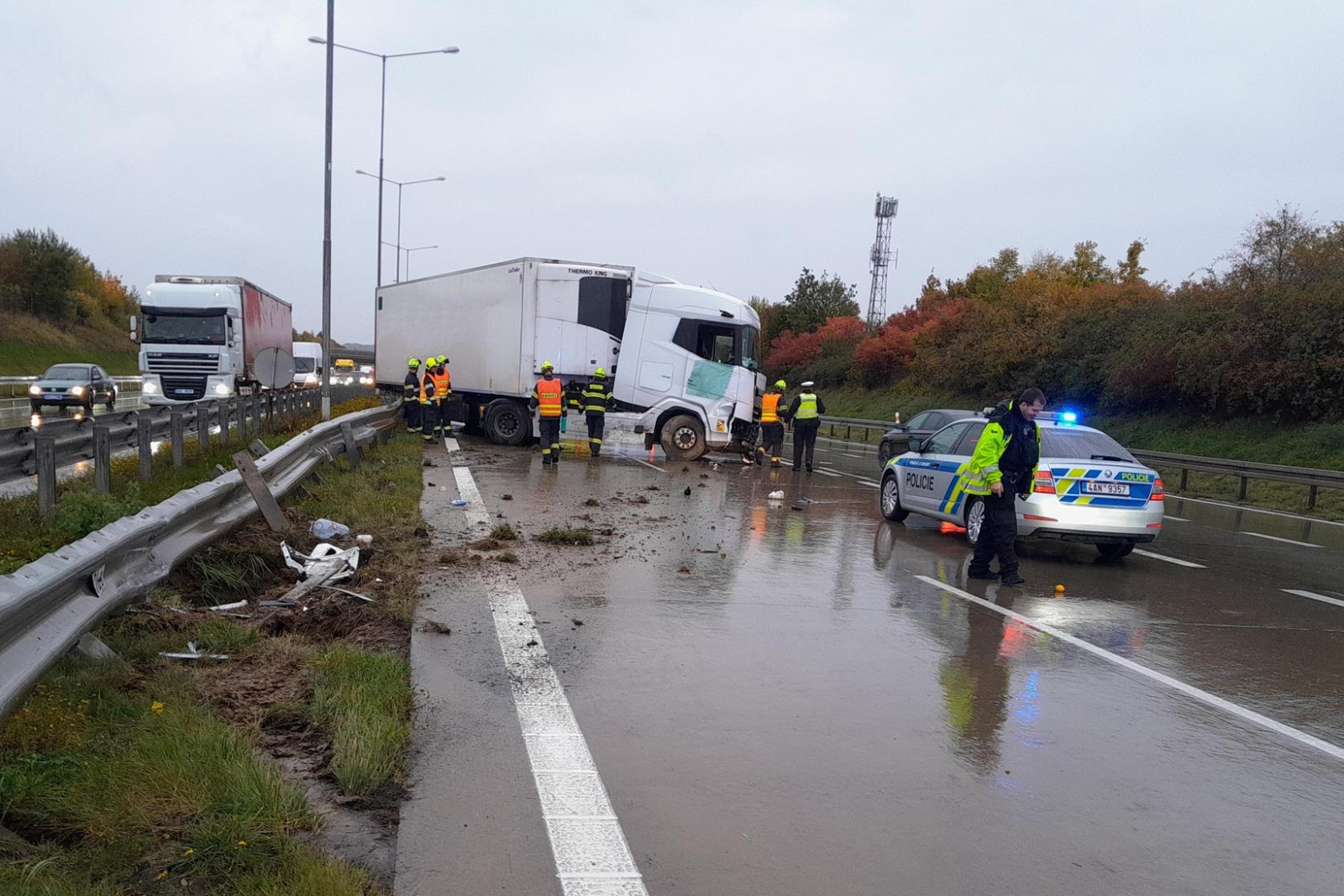 231025-Havárie kamionu za nájezdem na Pražský okruh od brněnské dálnice u Modletic.jpg