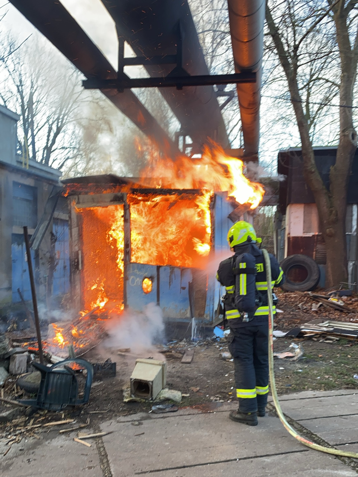 231224-Požár unimobuňky v bývalém areálu Poldi Kladno.jpg