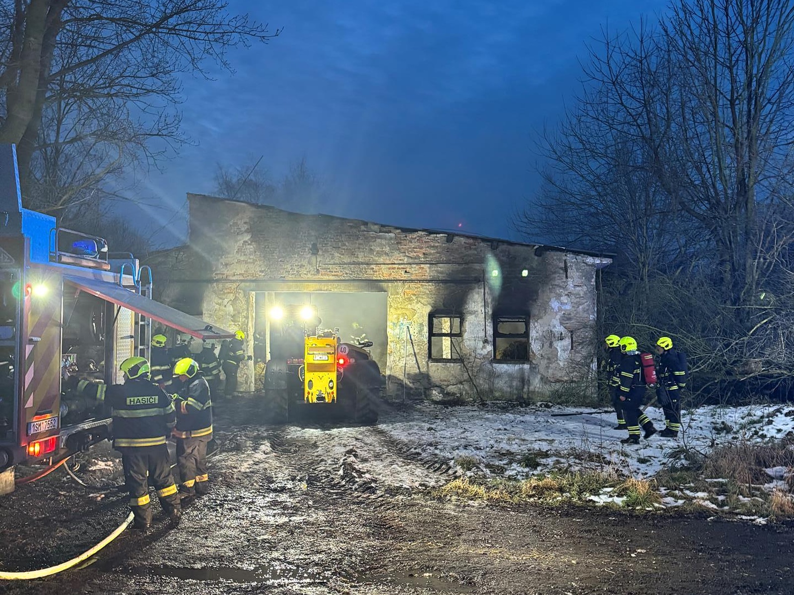 240225-Požár starého kravína v zemědělském areálu v Katusicích v okrese Mladá Boleslav.jpg