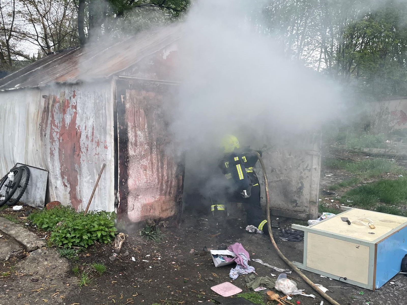 240425-Požár garáže s uskladněným materiálem v Rožmitálské ulici v Příbrami.jpg