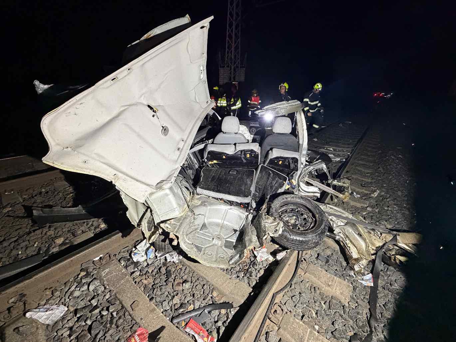 240426-Osobní automobil po střetu s rychlíkem na přejezdu u Cítova na Mělnicku.jpg