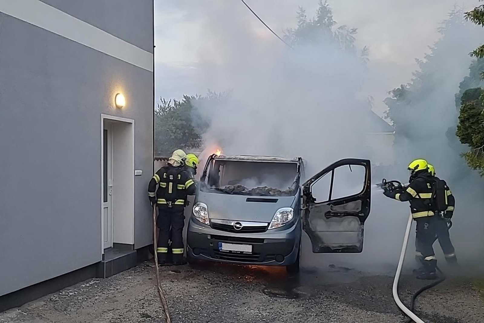 240625-Požár osobního vozidla v obci Lány spadající pod Kostomlaty nad Labem v okrese Nymburk.jpg