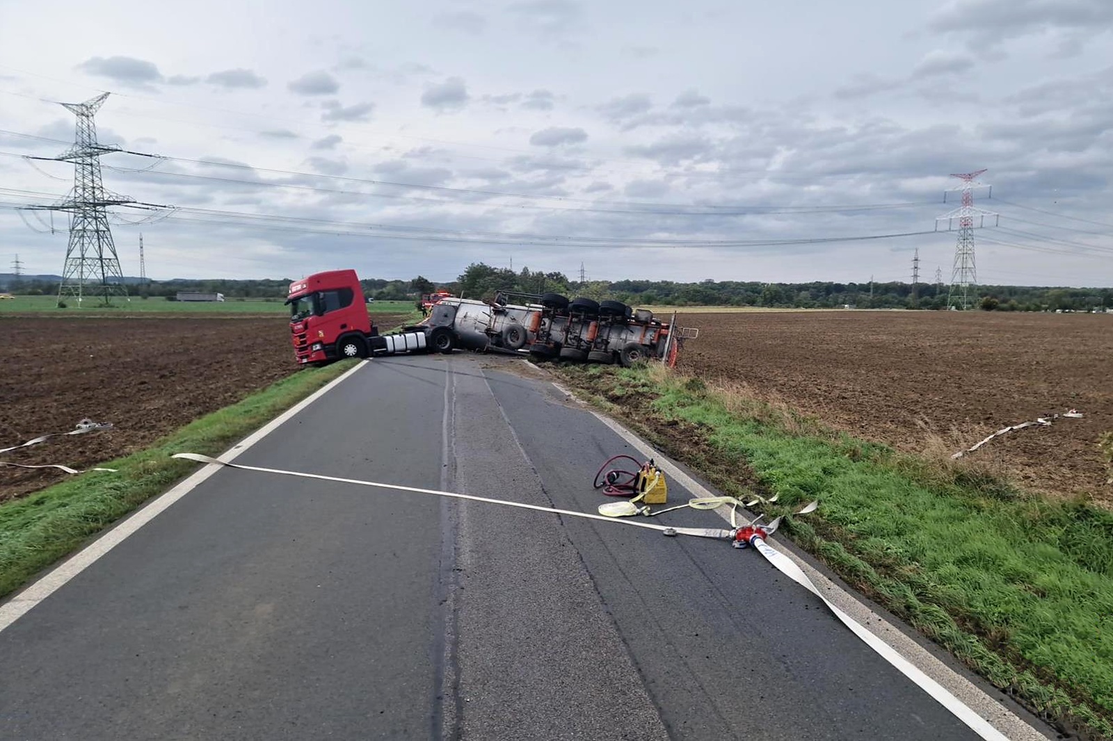 240925-Havárie cisterny na silnici č. 101 mezi dálnicí D8 a obcí Zlosyň na Mělnicku.jpg