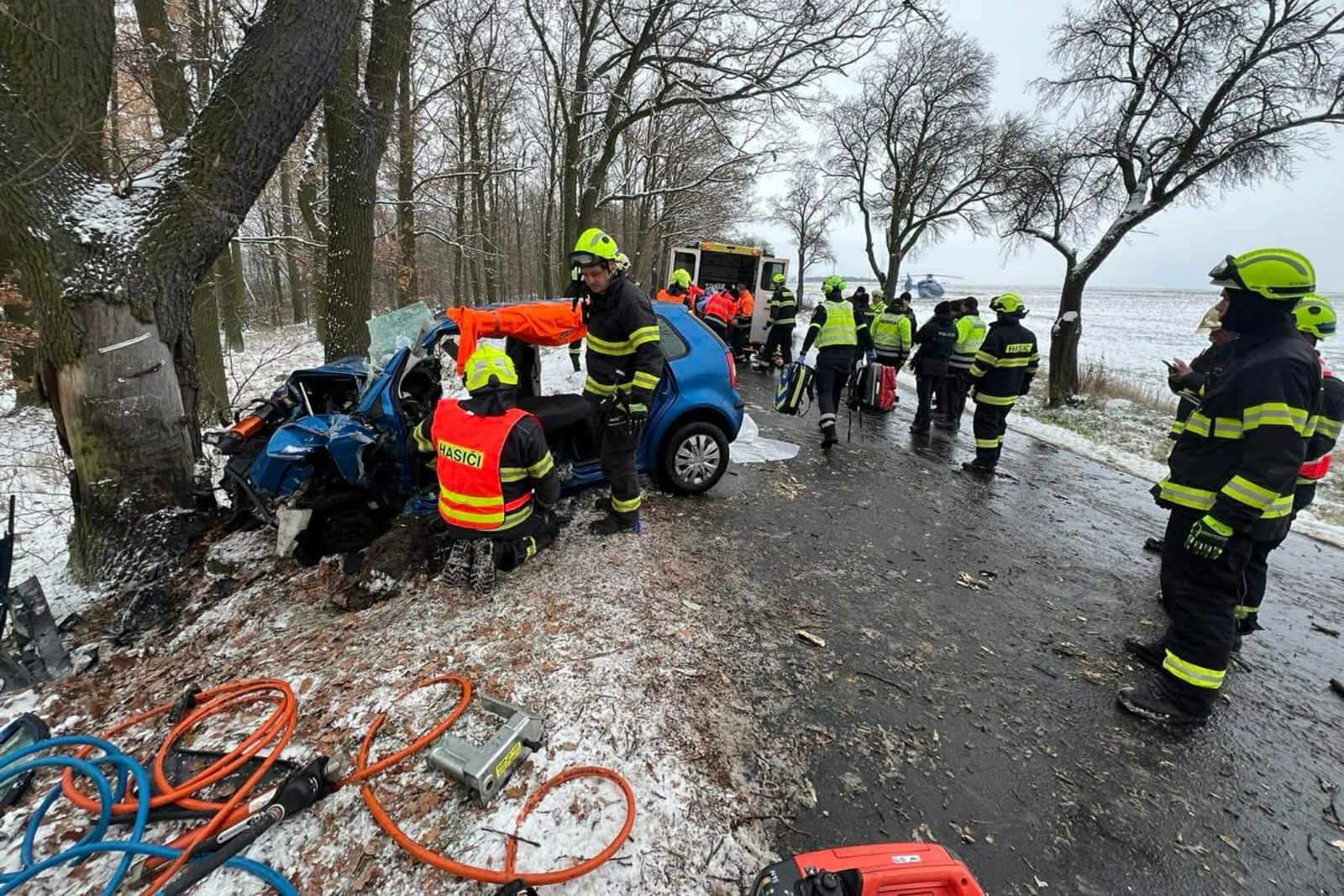 241125-Vážná nehoda osobního auta na silnici č. 237 u Mšeckých žehrovic na Rakovnicku.jpg