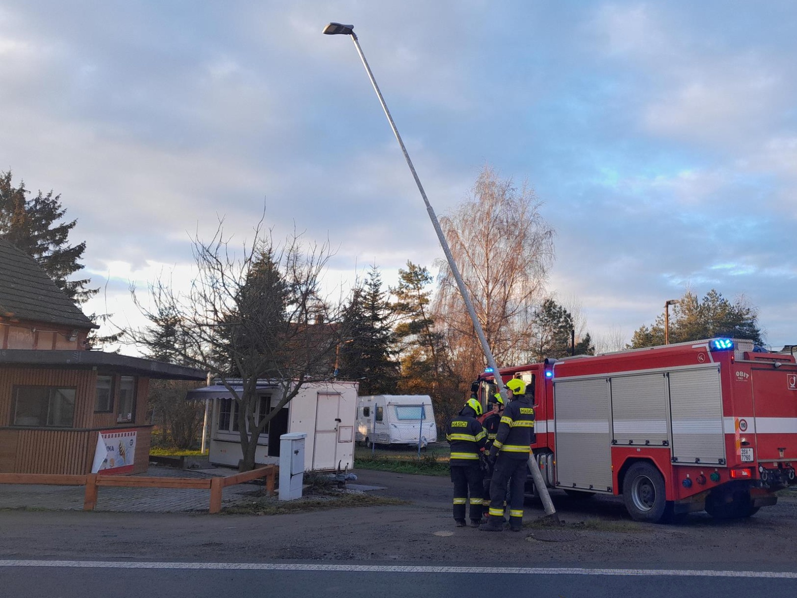 241224-Zajištění nakloněné lampy u silnice č. 7 po dopravní nehodě v Lotouši na Slánsku..jpg