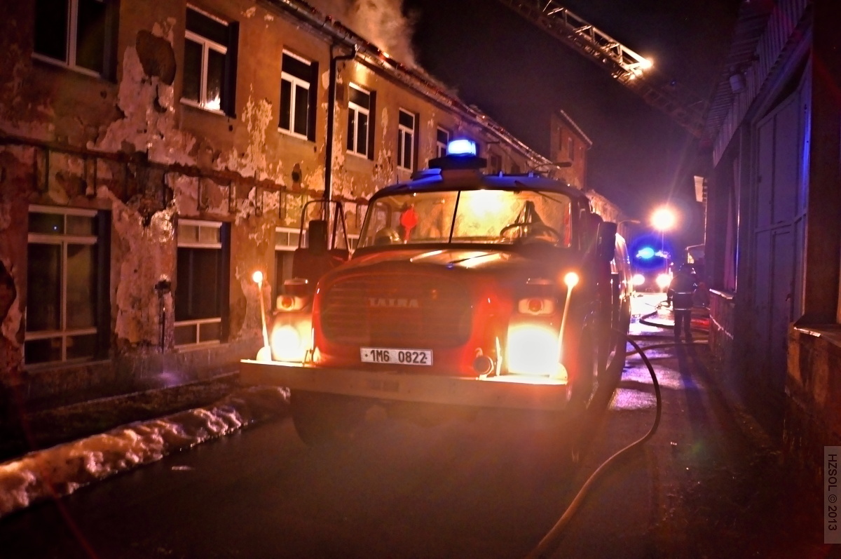 25 4-3-2013 Požár střechy průmyslového objektu Šumperk - Žerotínská ul (25).JPG