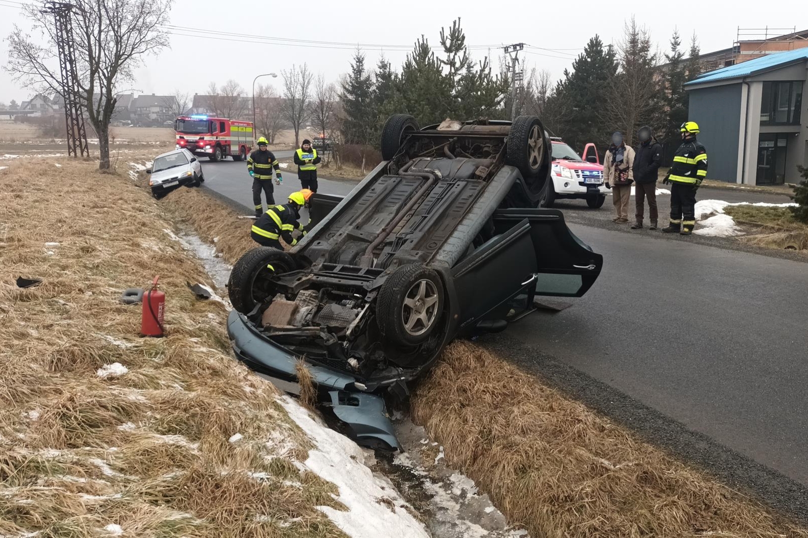 250126-Dopravní nehoda v Bezděkovské ulici na okraji Rožmitálu pod Třemšínem na Příbramsku.jpg