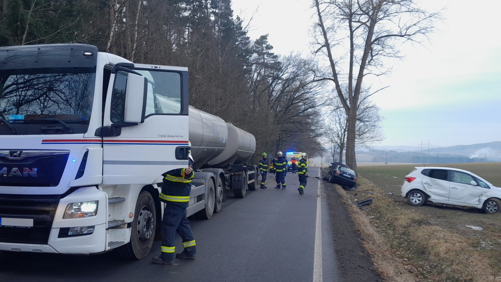 250225-Srážka nákladního vozidla a dvou osobních automobilů za obcí Kondrac ve směru do Vlašimi.jpg