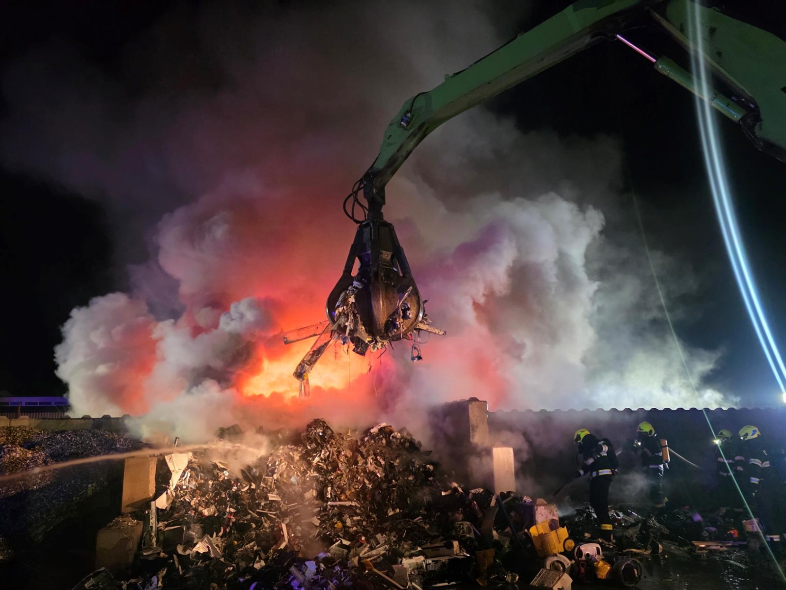 250226-Požár ve firmě na zpracování elektroodpadu v Kamenném Mostě na Kladensku.jpg