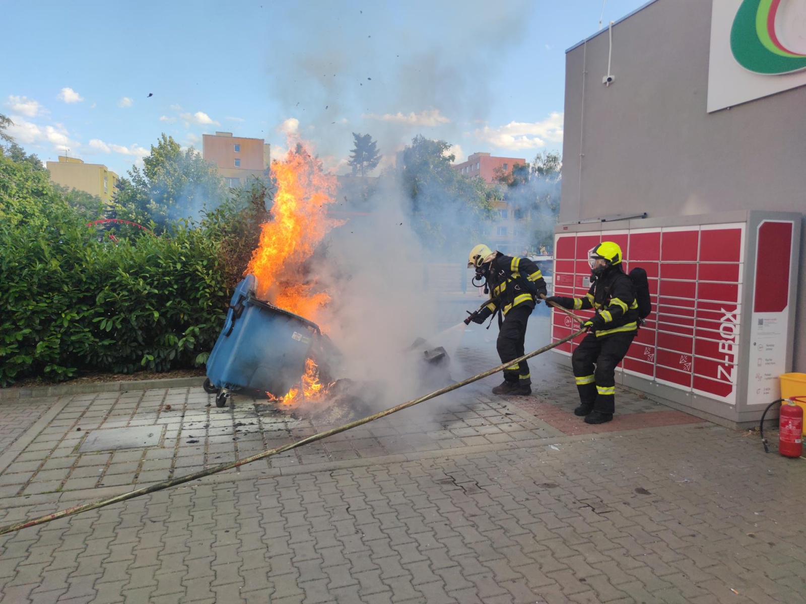 250625-Požár dvou kontejnerů na tříděný odpad na sídlišti Drahelice v Nymburku.jpg