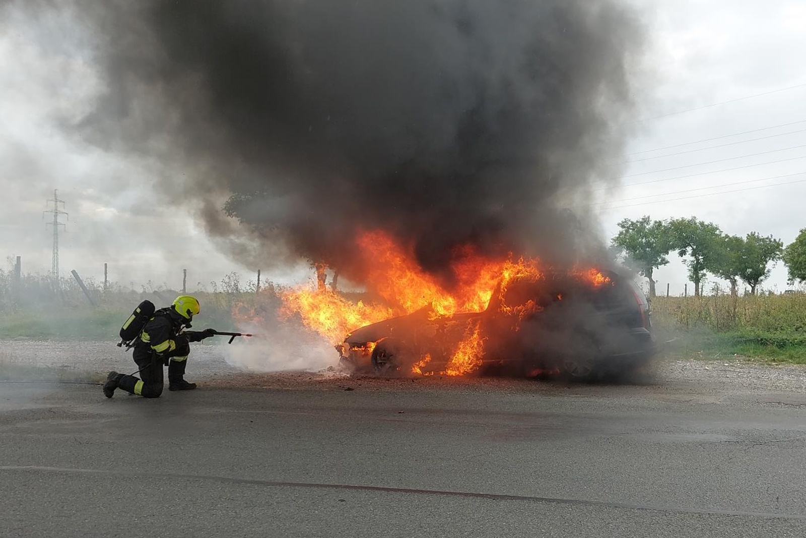250824-Požár osobního automobilu po technické závadě u Smečenské rokle nedaleko Kladna.jpg