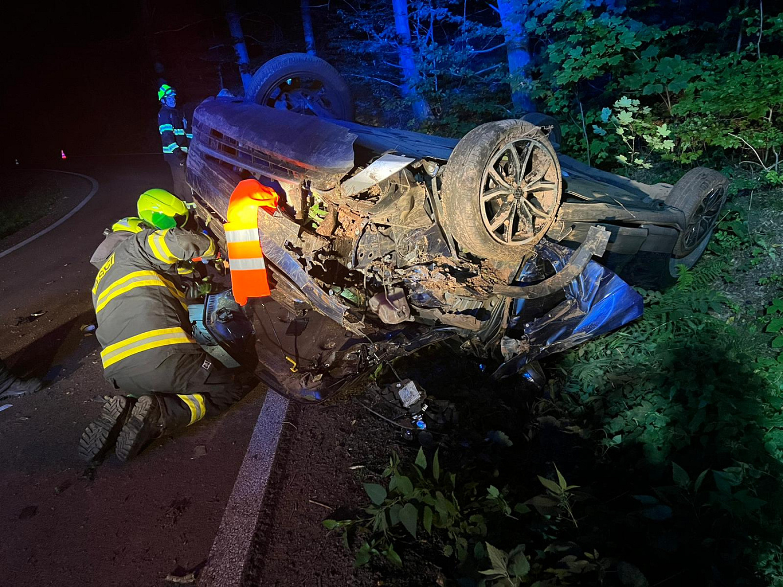 250825-Osobní automobil po nárazu do stromu v lesním úseku u obce Doubravčice na Kolínsku.jpg