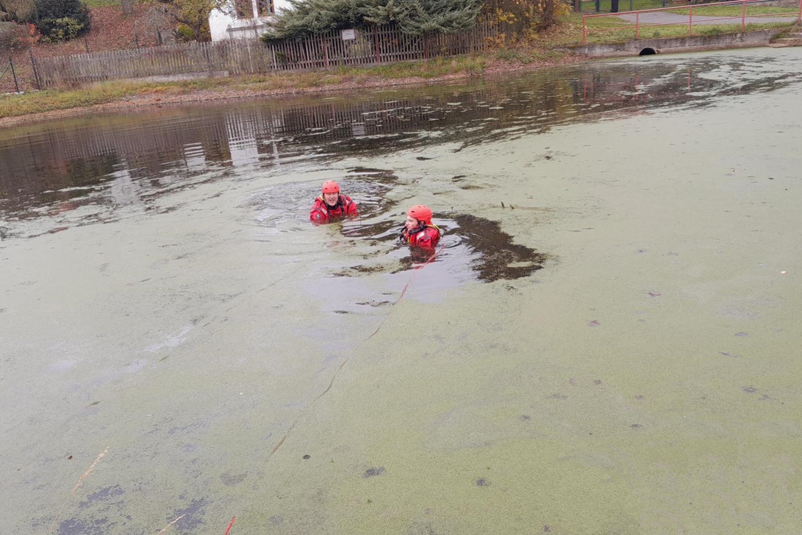 251025-Pátrání po potopeném vozidle v rybníku u hasičské zbrojnice ve Všesulově na Rakovnicku.jpg