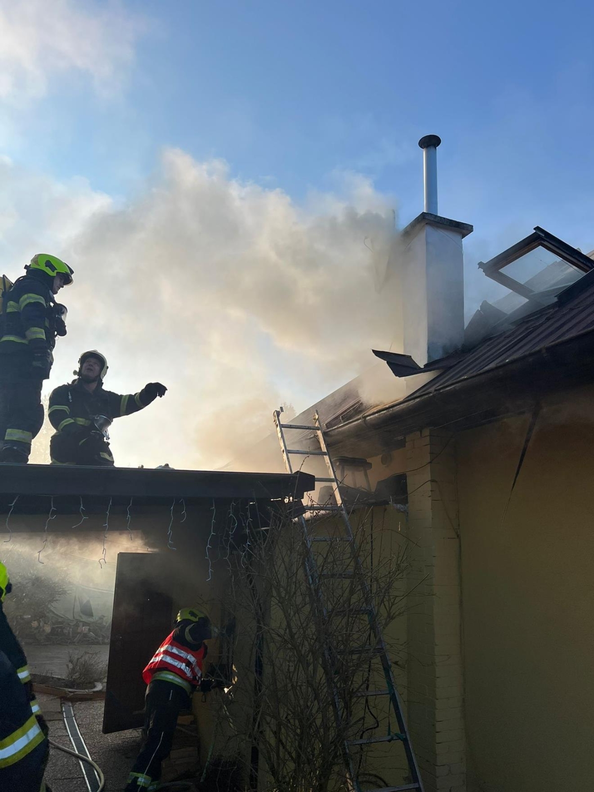 251225-Požár rodinného domu v obci Luka pod Medníkem v okrese Praha-západ.jpg