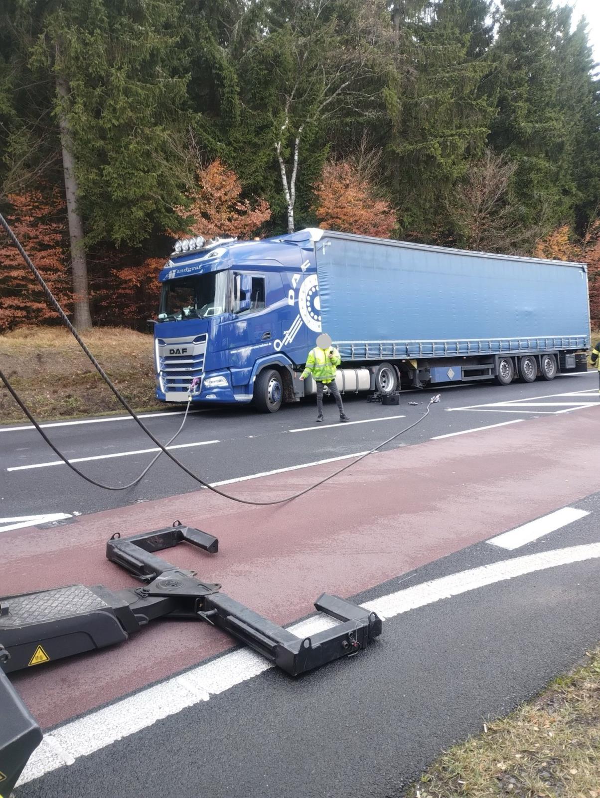 25_11_04_vyprosteni_kamionu_CV