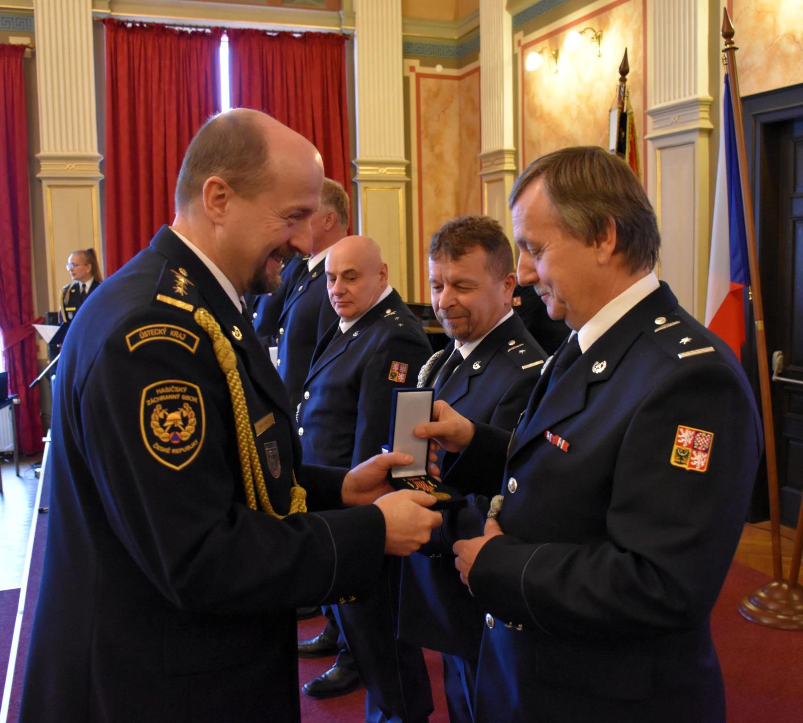 25_11_26_medaile_25_let_HZSCR_ULK