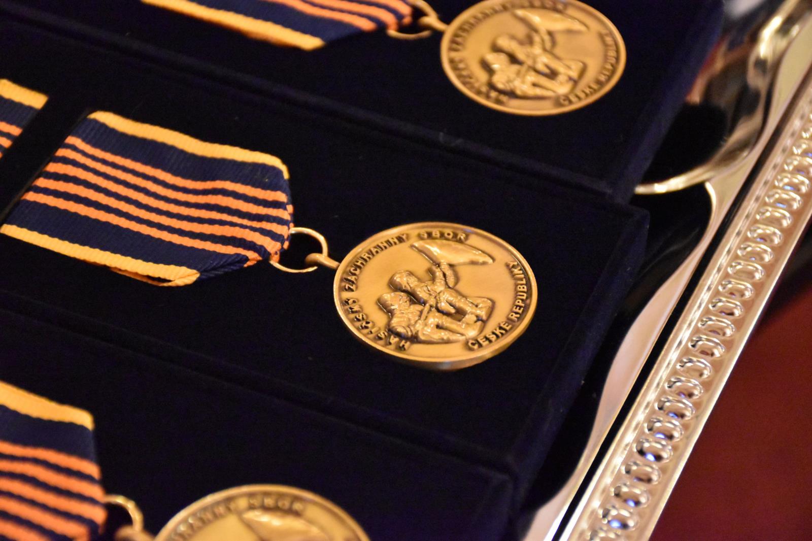 25_11_26_medaile_25_let_HZSCR_ULK