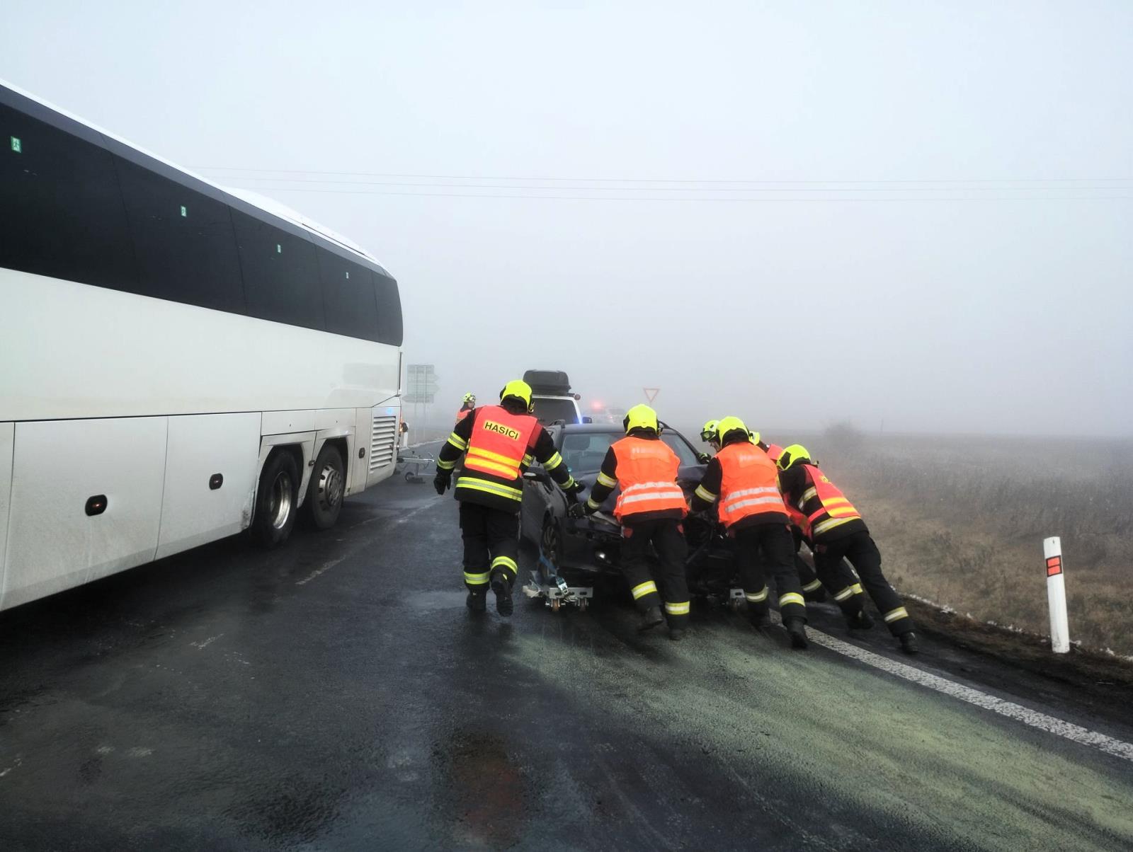 25_12_18_nehoda_autobus_tah_Nemecko_CV