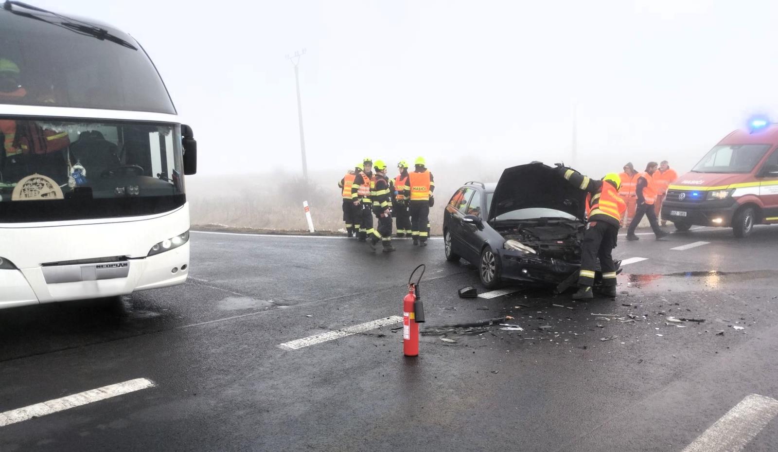 25_12_18_nehoda_autobus_tah_Nemecko_CV