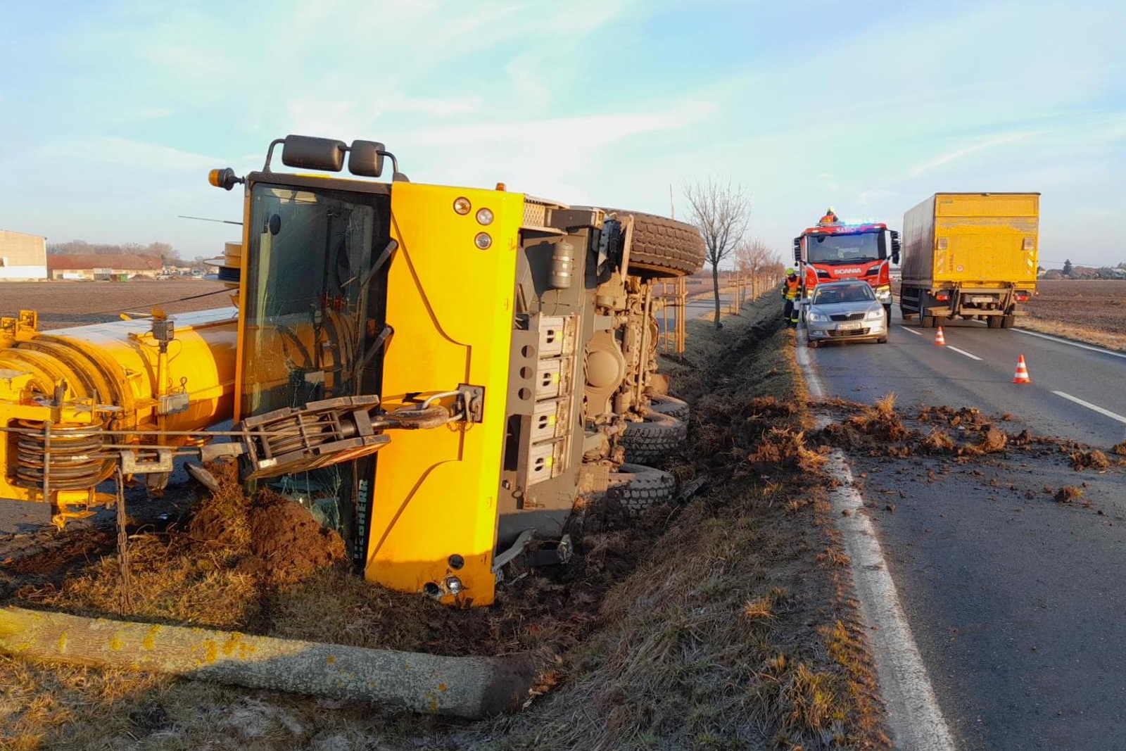 260226-Havárie těžkého jeřábu za obcí Vetruby směrem ke Kolínu.jpg