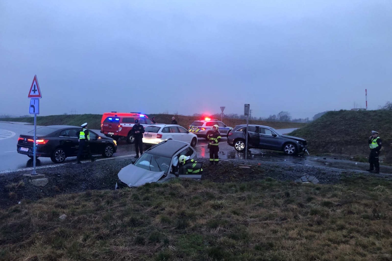 260325-Dopravní nehoda na silnici č. 3 mezi Bystřicí a Olbramovicemi u Zahradnice na Benešovsku.jpg