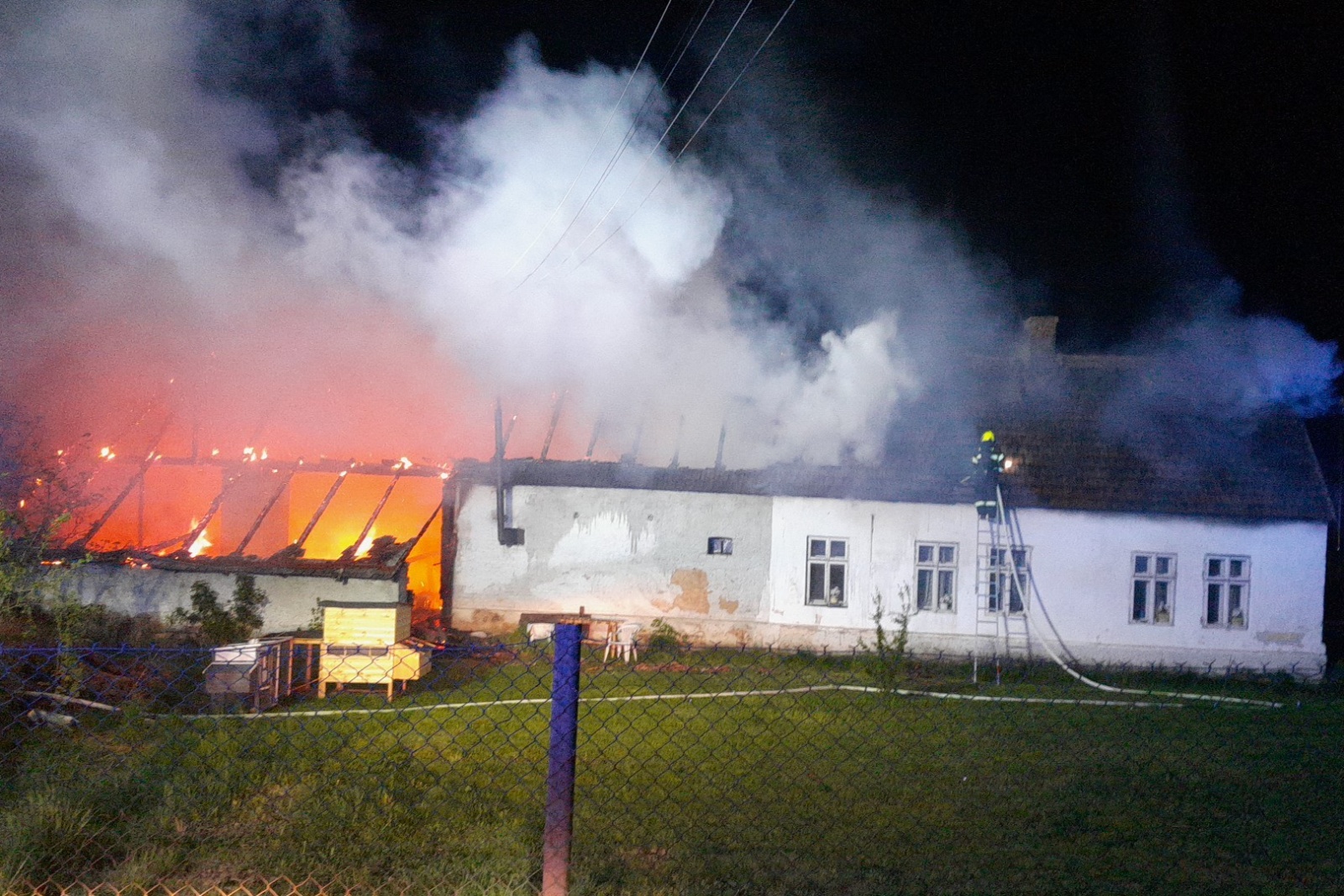 260425-Požár stodoly přenesený na přilehlý rodinný dům v obci Lipec na Kolínsku.jpg