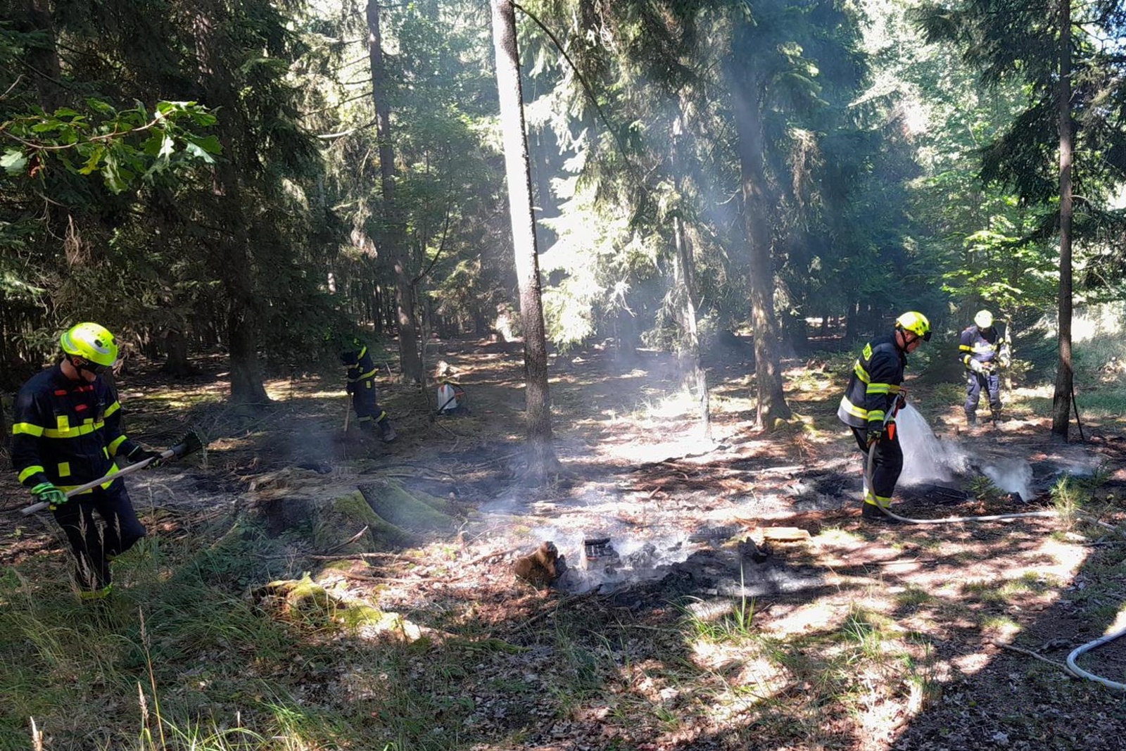 260825-Požár hrabanky v těžko přístupném lesním terénu u Hostomic na Berounsku.jpg