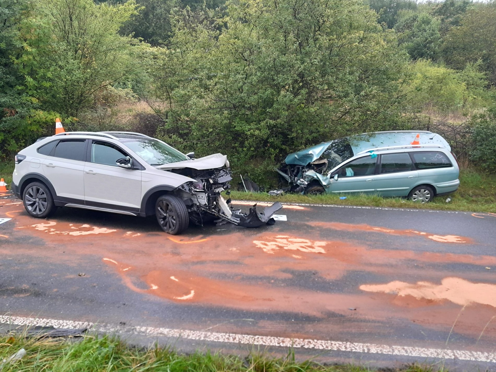 260925-Srážka dvou osobních automobilů ve Slivenecké ulici u obce Ořech v okrese Praha-západ.jpg