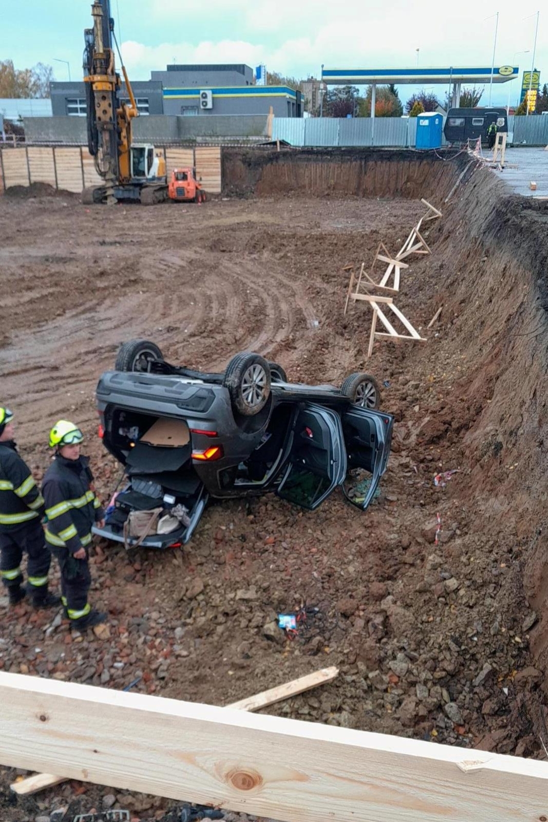 261025-Vyprošťování osobního automobilu ze stavební jámy ve Smečenské ulici v Kladně.jpg