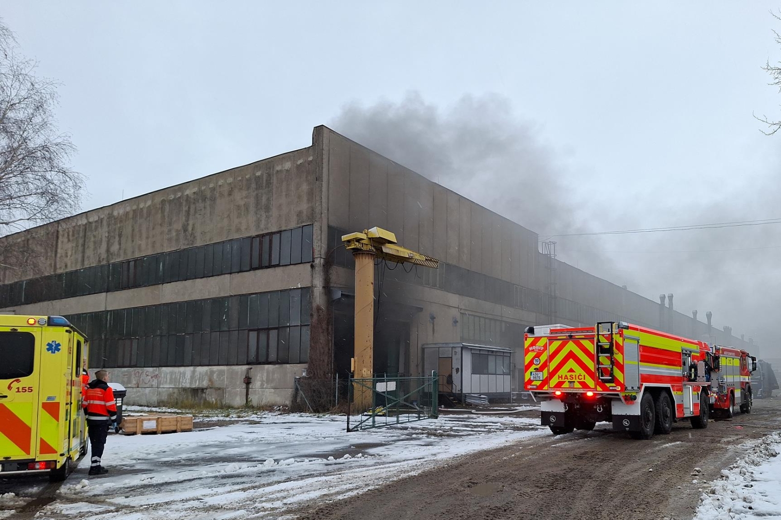 261125-Požár lakovacího boxu ve výrobní hale v Kutné Hoře.jpg