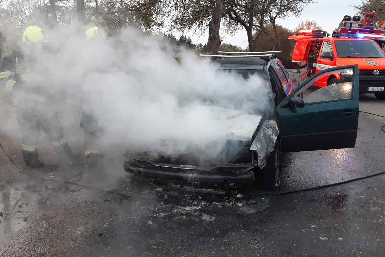 270426-Požár osobního vozidla mezi obcemi Vrchotovy Janovice a Rudoltice na Benešovsku.jpg