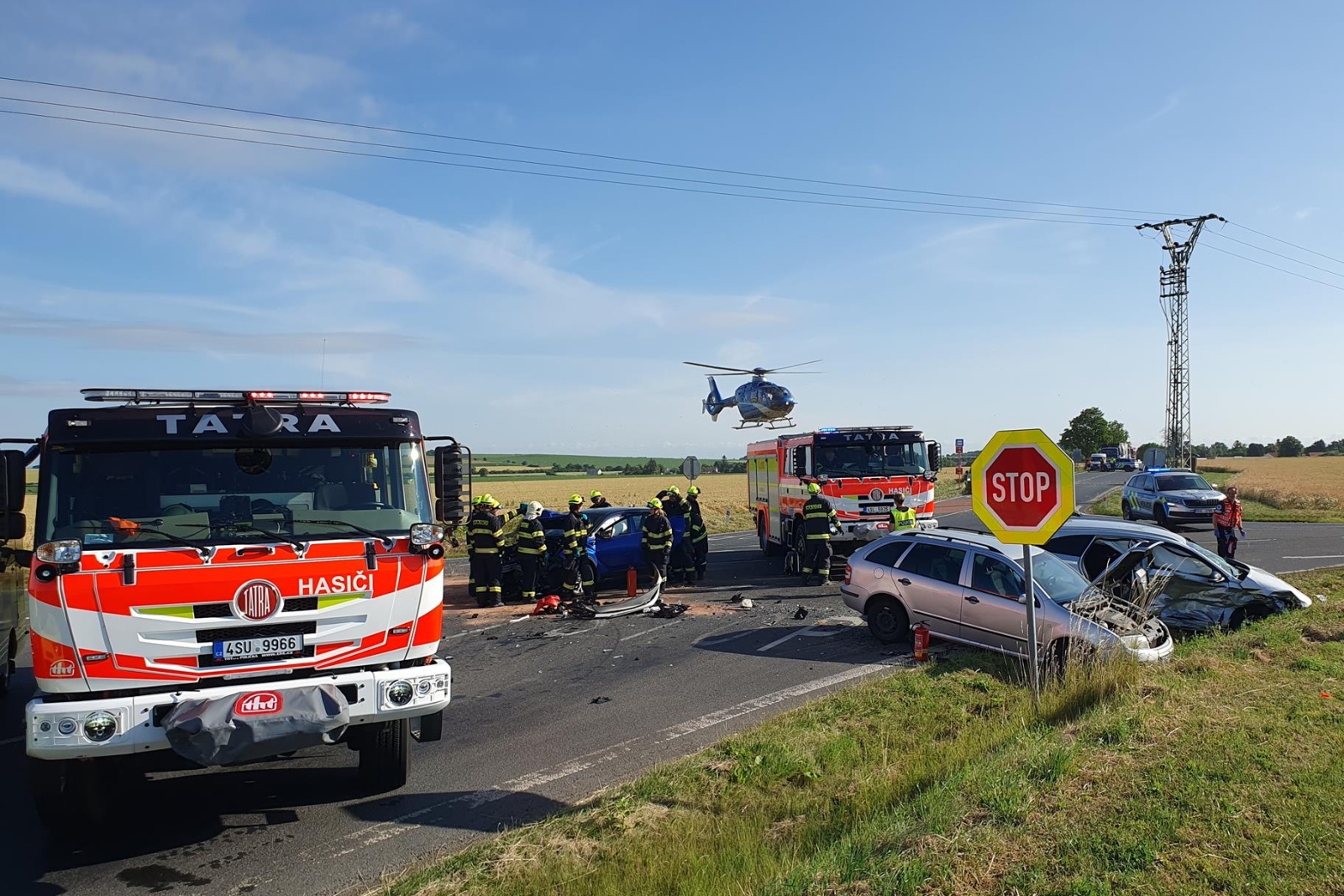 270625-Vážná nehoda tří osobních aut v křižovatce silnic č. 2 a 125 u obce Poďousy na Kolínsku.jpg