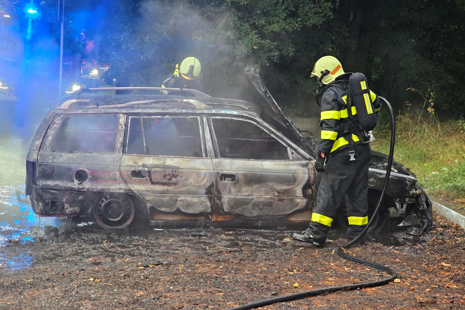 270725-Požár osobního automobilu u železniční stanice Stochov na Kladensku.jpg
