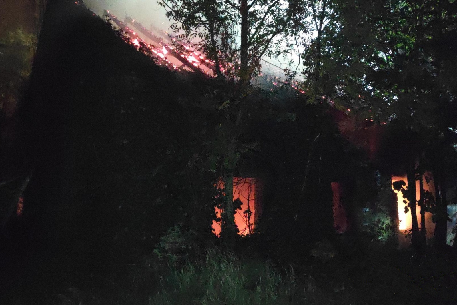 271024-Noční požár objektu určeného k demolici v Mnichovické ulici v Kolíně.jpg