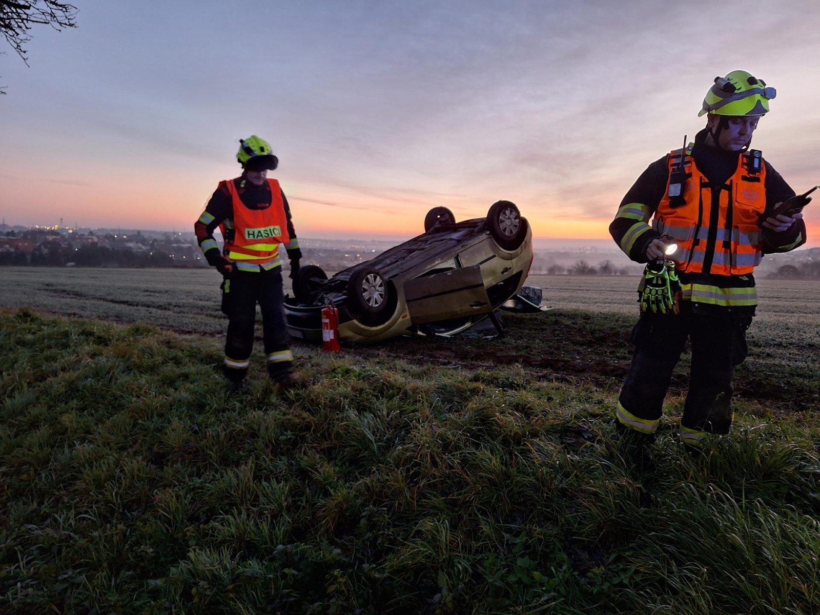 271124-Havárie osobního vozidla mezi obcemi Jinočany a Dobříč v okrese Praha-západ.jpg