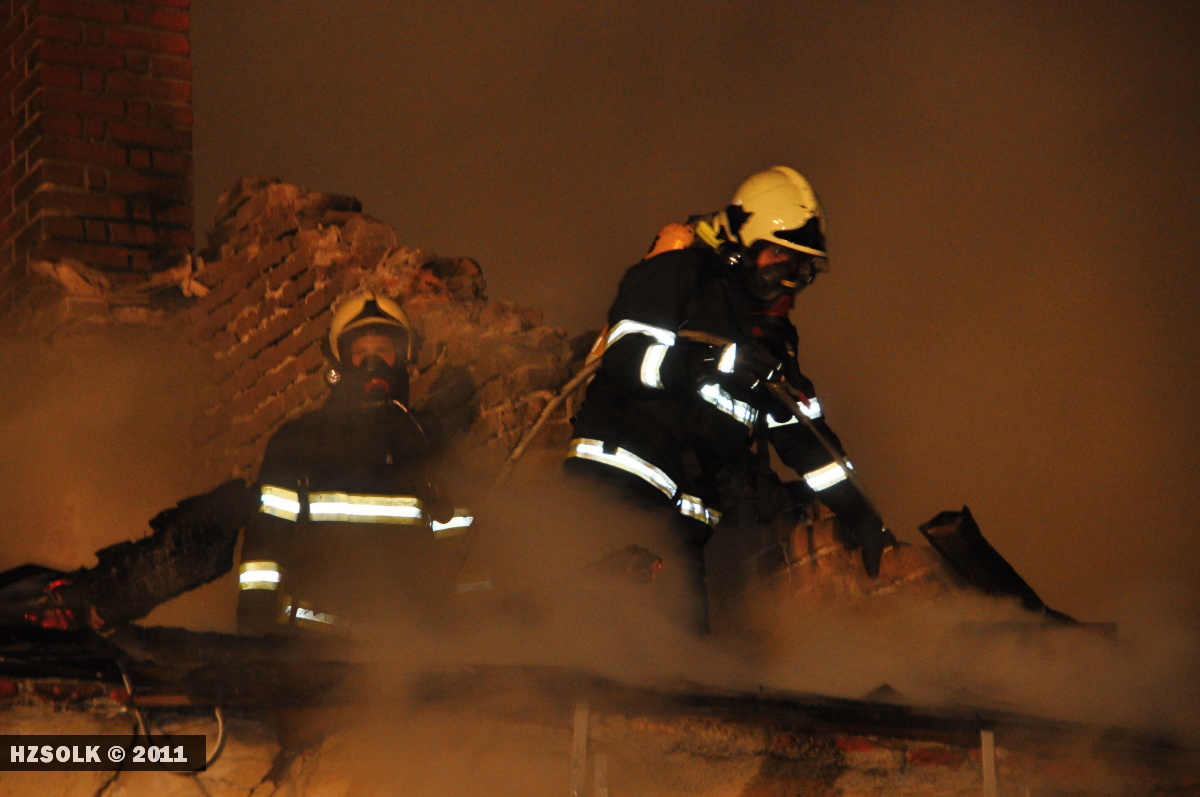 28 22.10.2011 Požár autoservisu a stolárny Ruda nad Moravou - Bohdíkov15.JPG