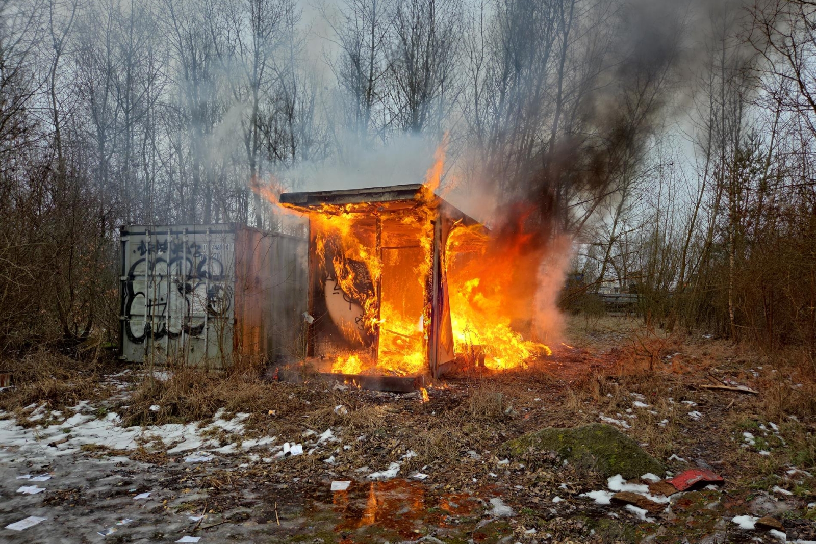 280126-Požár staré stavební buňky v Milovicích na Nymbursku.jpg