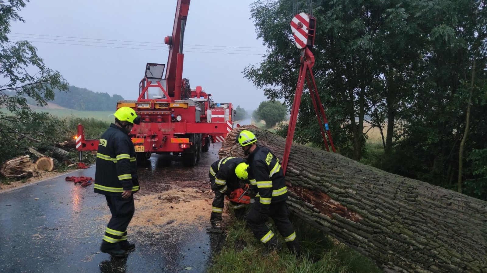280724-Odstraňování mohutného stromu ze silnice za obcí Velenice směrem k Podmokům na Nymbursku.jpg