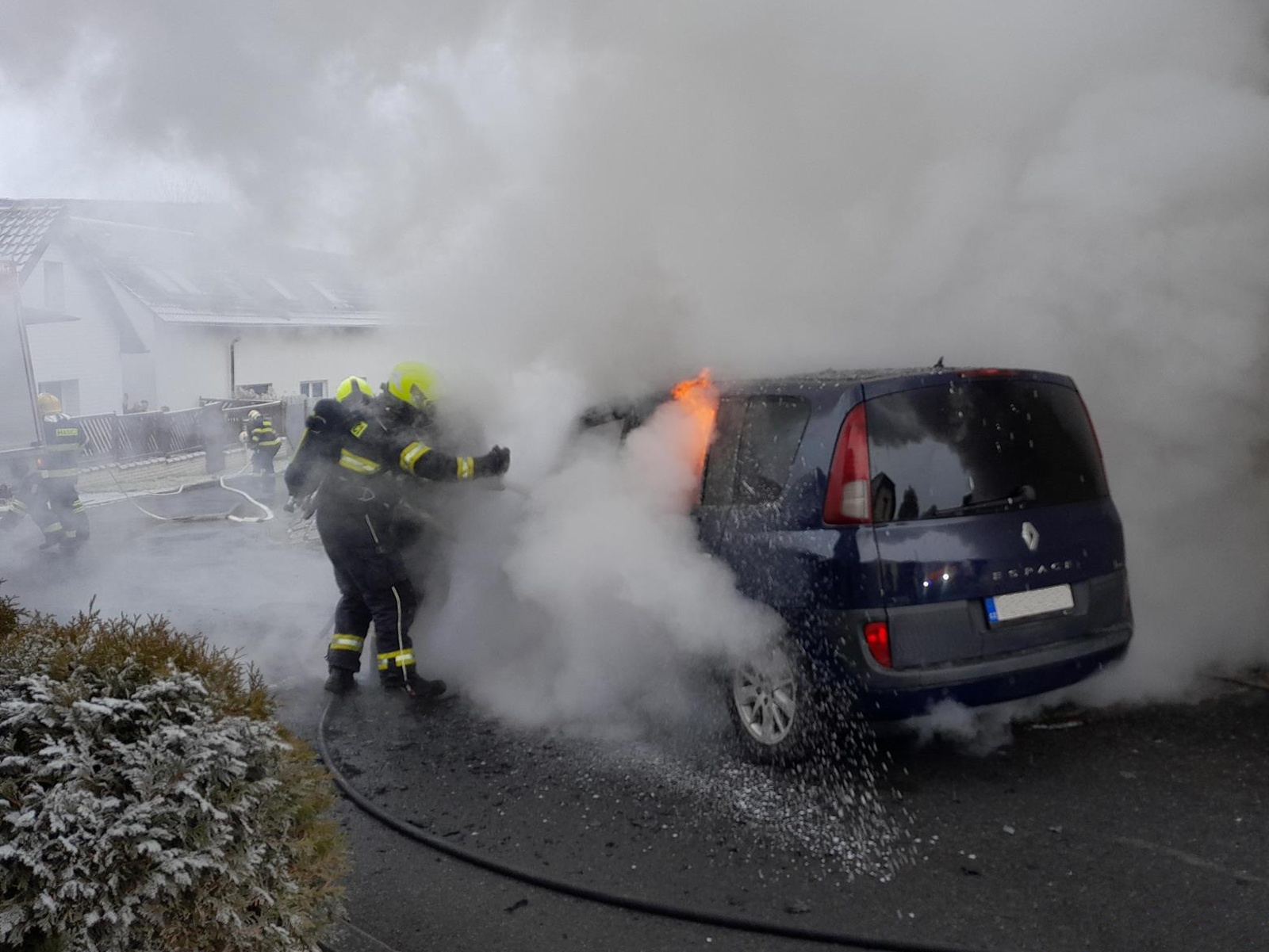 281224-Požár osobního automobilu v obci Šestajovice v okrese Praha-východ.jpg
