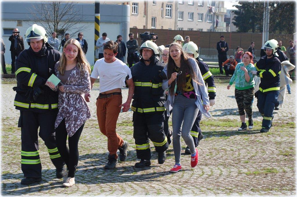 29 Cvičení Nehoda vlaku, Jindřichův Hradec - 12. 4. 2016 (22).JPG