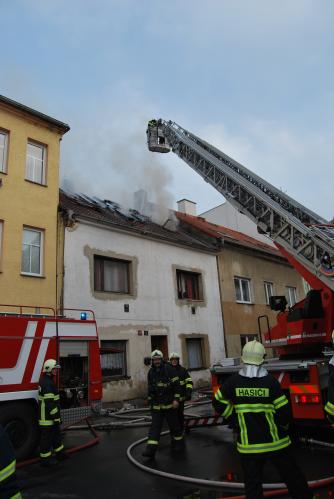 29.4.2013 požár střechy RD Trmice 1.jpg