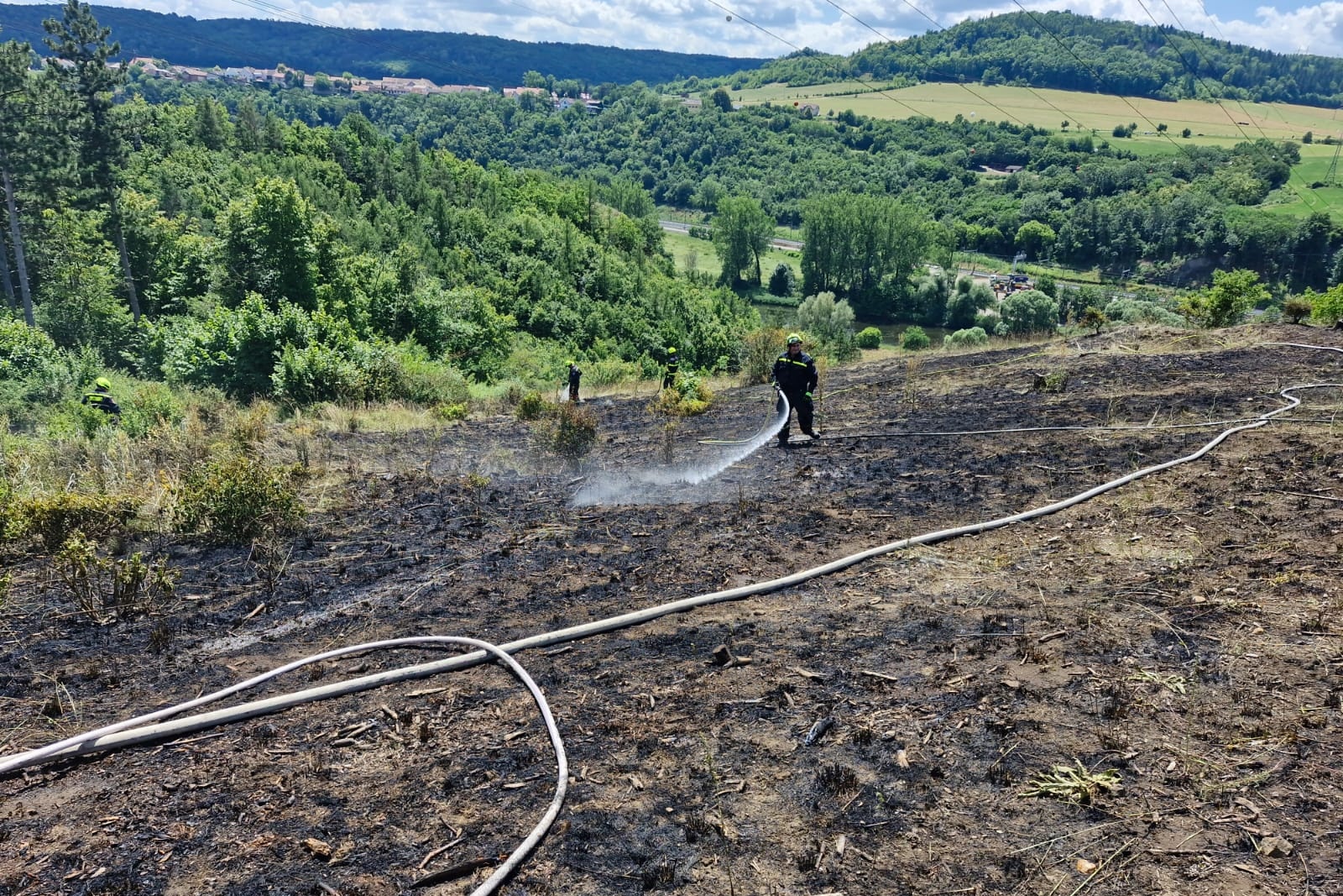 290625-Požár stráně od nedohašeného ohniště na výjezdu z Berouna směrem ke Karlštejnu.jpg