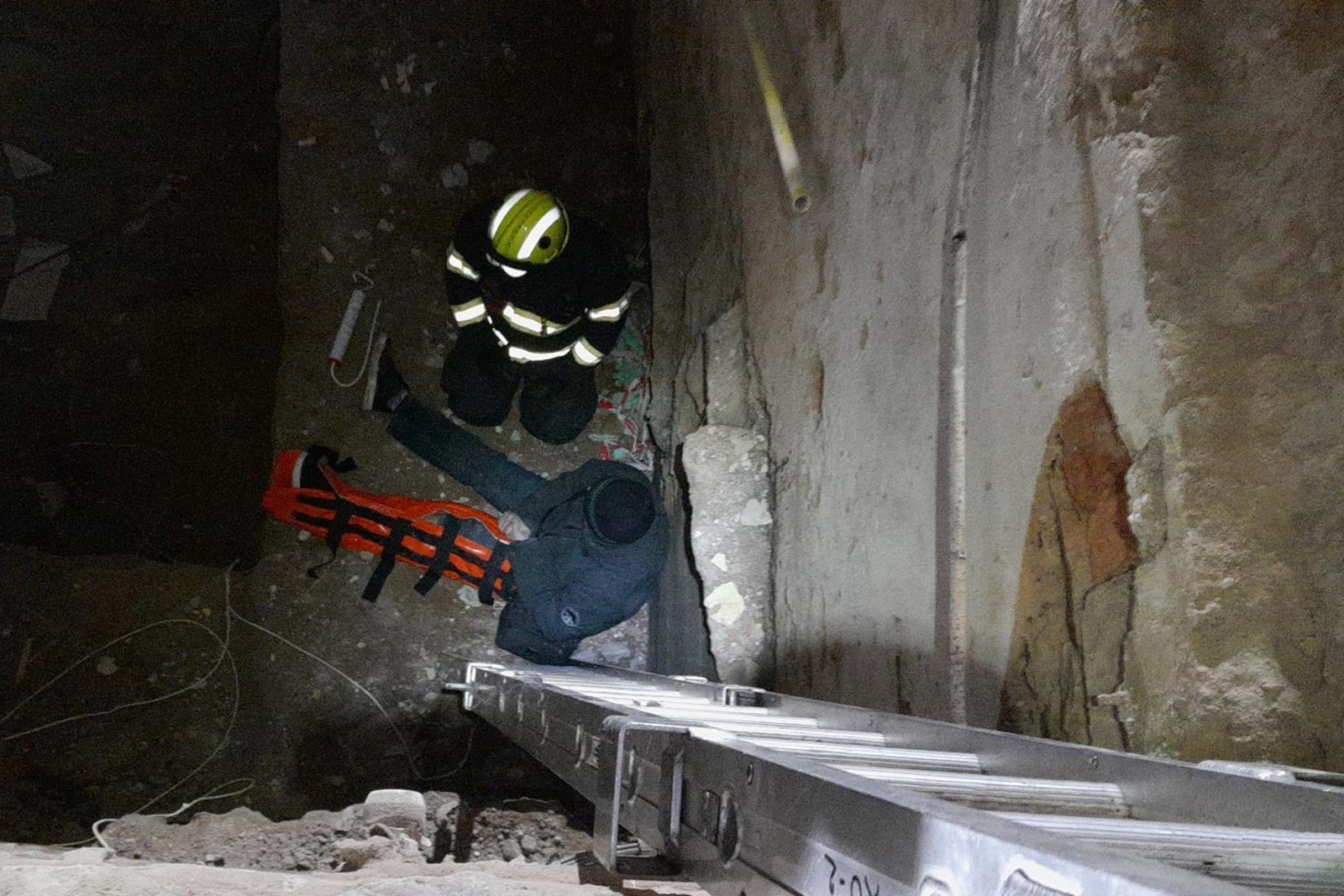 291125-Záchrana osoby po pádu do šachty v centru Kolína.jpg
