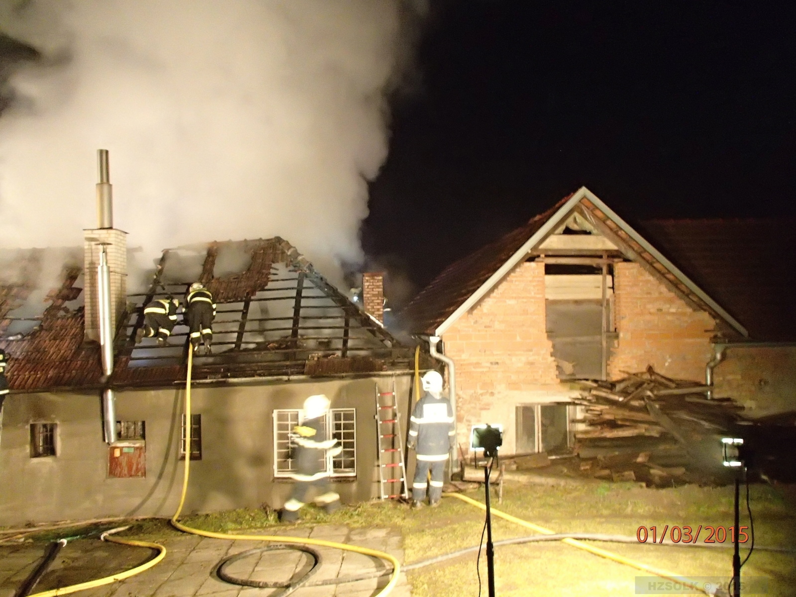 3 1-3-2015 požár RD  Opatovice (11).JPG
