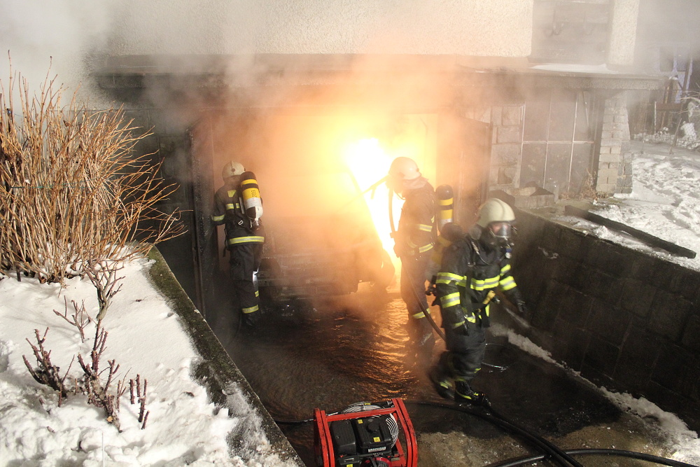 3 20120212-požár domu Rožnov_10.JPG