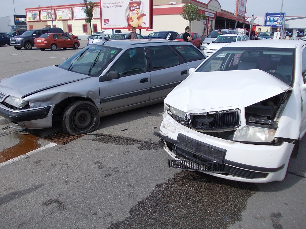 3 Dopravní nehoda 2 OA, Tábor - 18. 9. 2014/Dopravní nehoda 2 OA, Tábor - 18. 9. 2014 (3).jpg