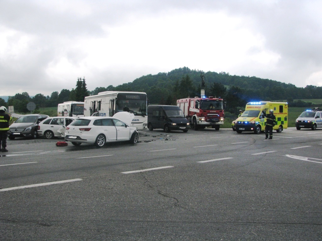 3 Dopravní nehoda 3 OA a bus, Vitějovice - 1. 6. 2016 (3).JPG