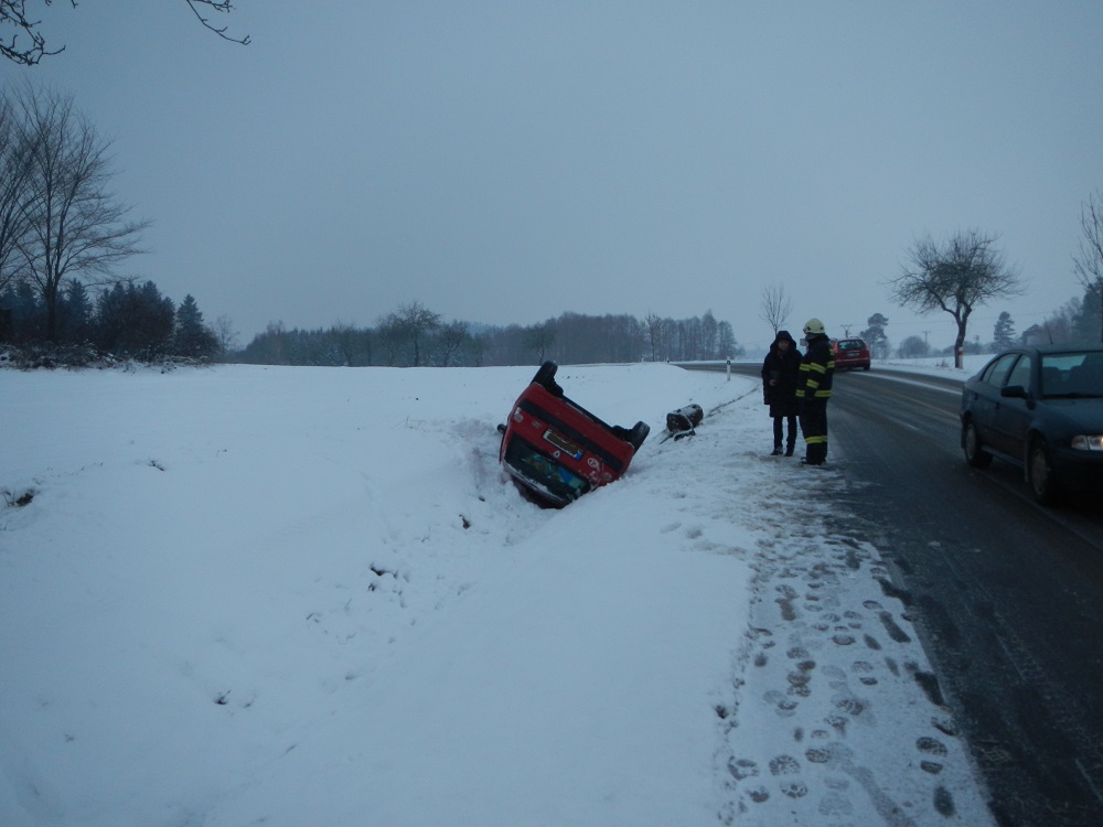 3 Dopravní nehoda OA, Horní Pěna - 7. 1. 2015 (1).jpg